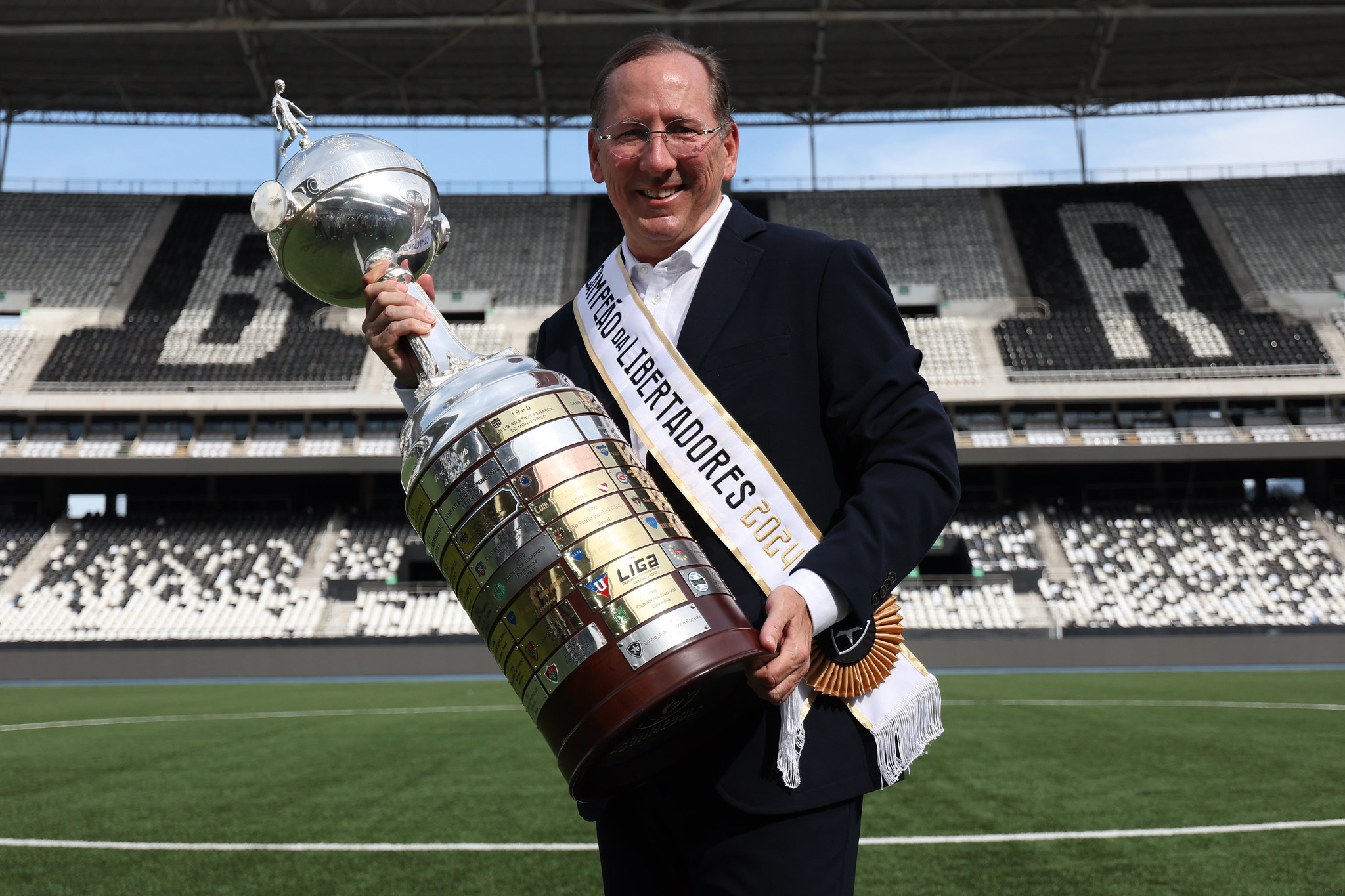 Bilionários no comando! Conheça os donos mais ricos dos clubes do Brasileirão 2025