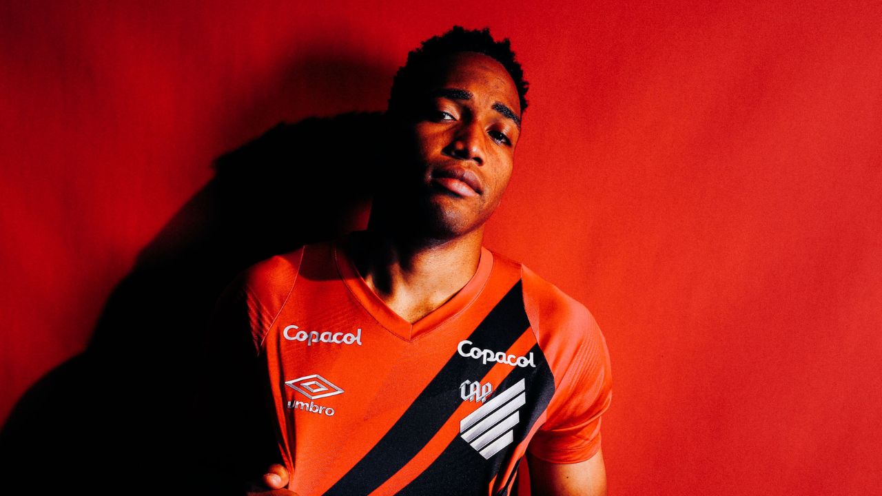 Lateral colombiano é o terceiro reforço do Athletico para 2025