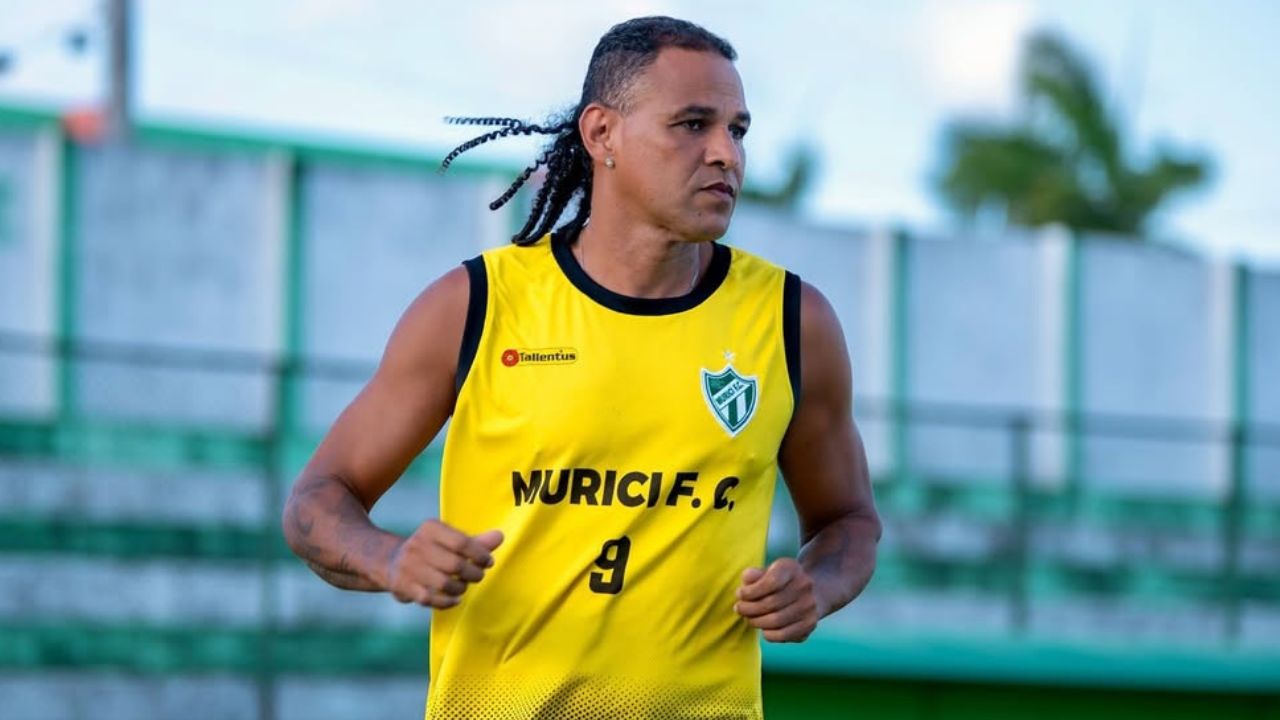 Com 44 anos, atacante histórico do Athletico marca dois gols em goleada após volta aos gramados