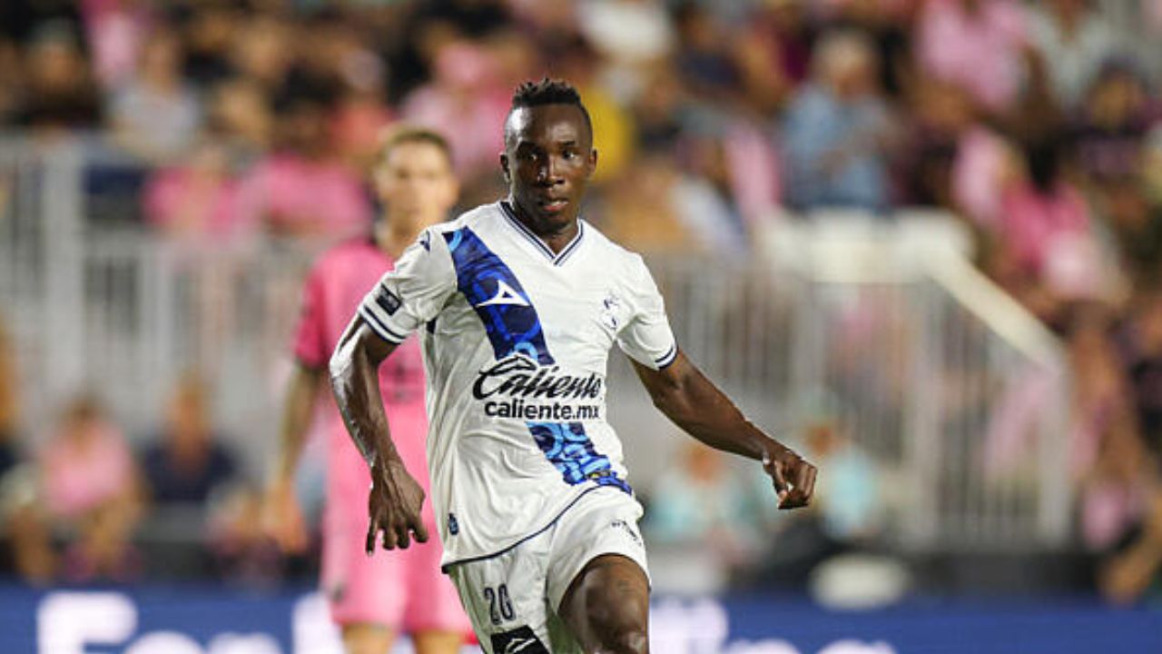 Atacante colombiano chega a Curitiba para fechar com o Athletico; veja os valores