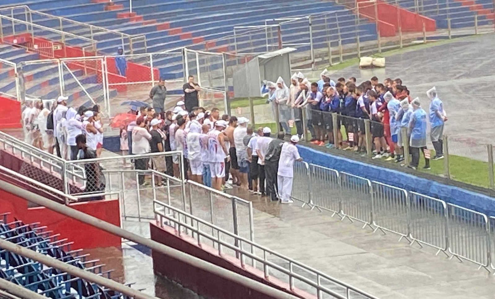 Organizada do Paraná cobra elenco antes de jogo decisivo: “Sem vitória, não há paz”