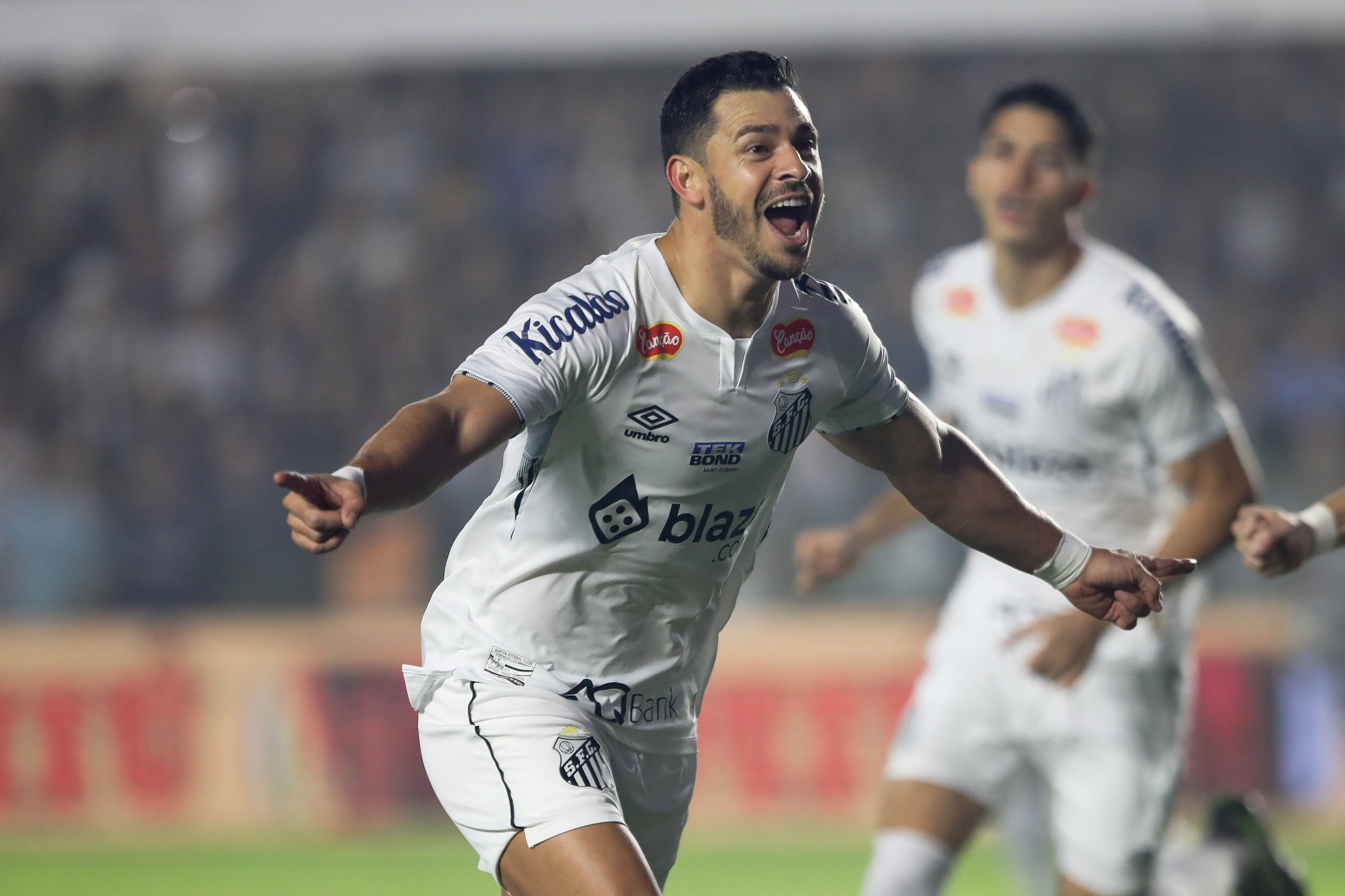 Athletico acerta com meia ex-Corinthians e Santos