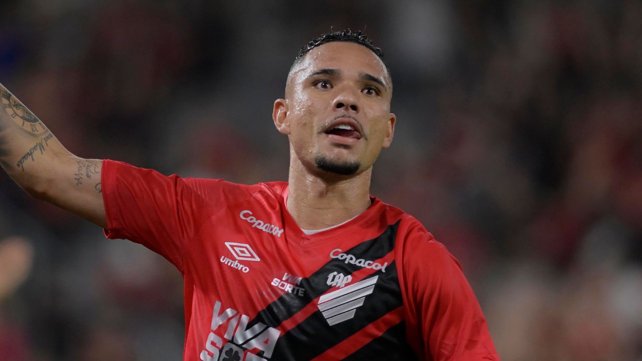 Atacante do Athletico lidera estatística na Série B