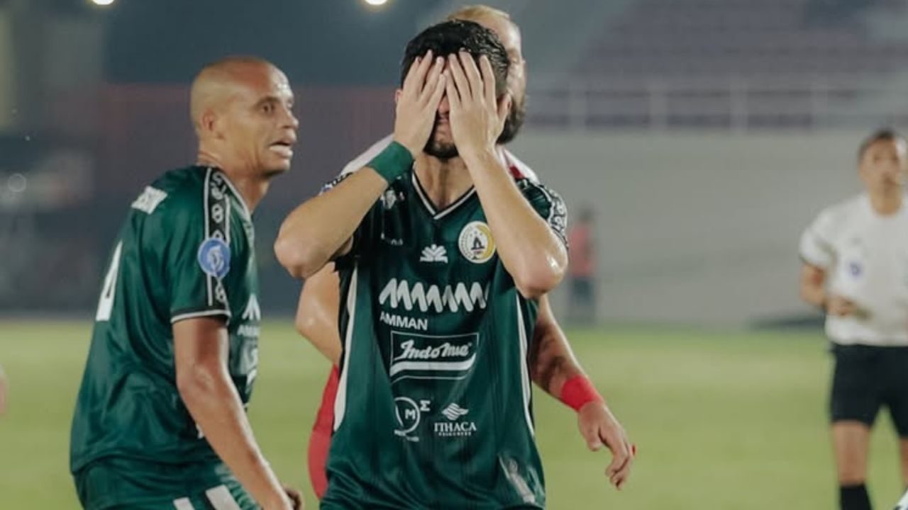 Ídolo do Athletico vive ostracismo em lanterna da Indonésia