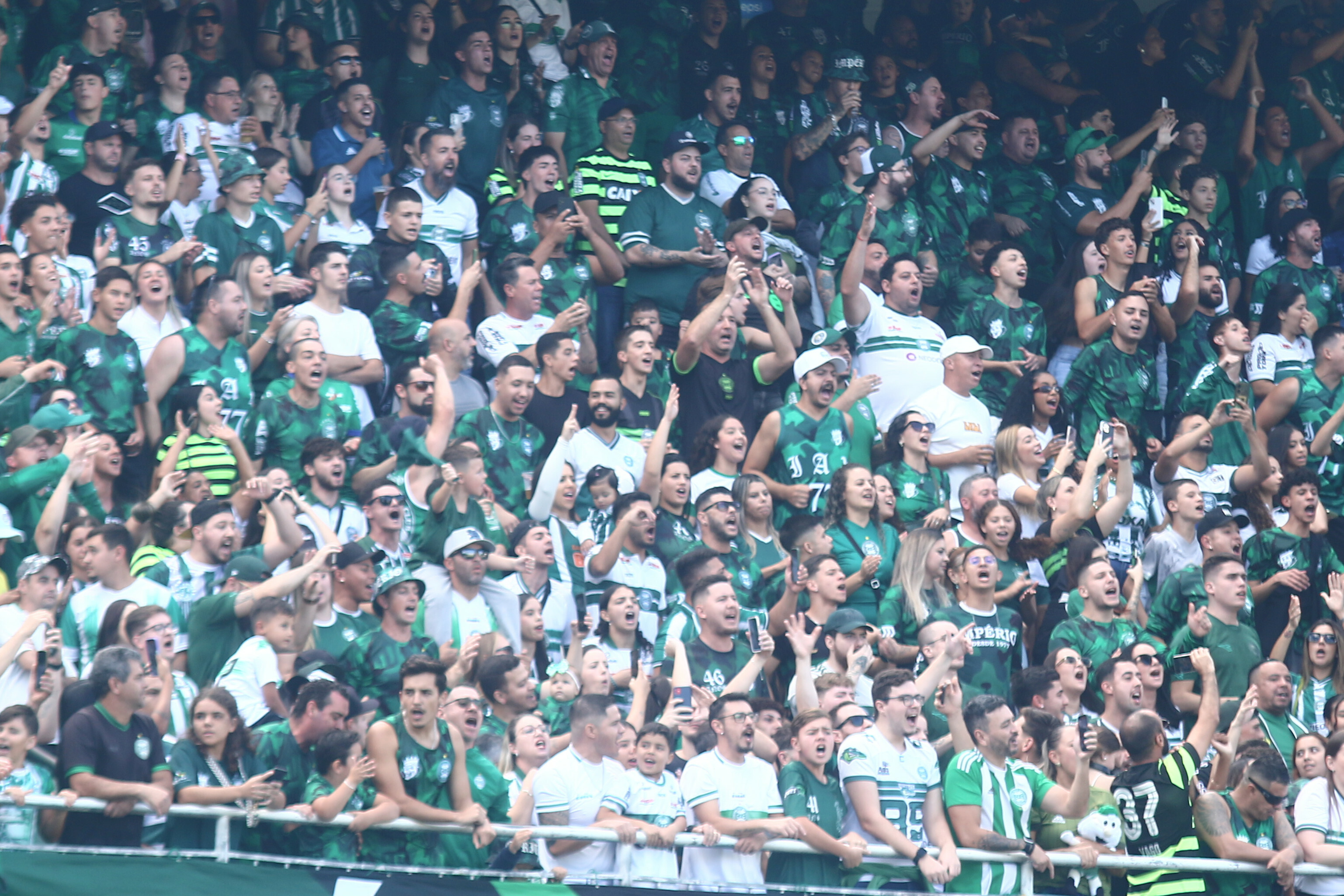 Coritiba tem os melhores públicos da Série B e técnico exalta torcida