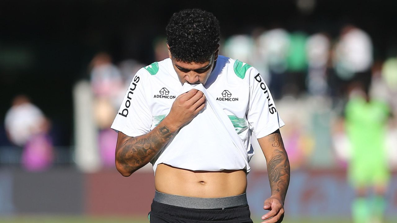 Jogador revela drama pessoal e se emociona por possível acesso do Coritiba